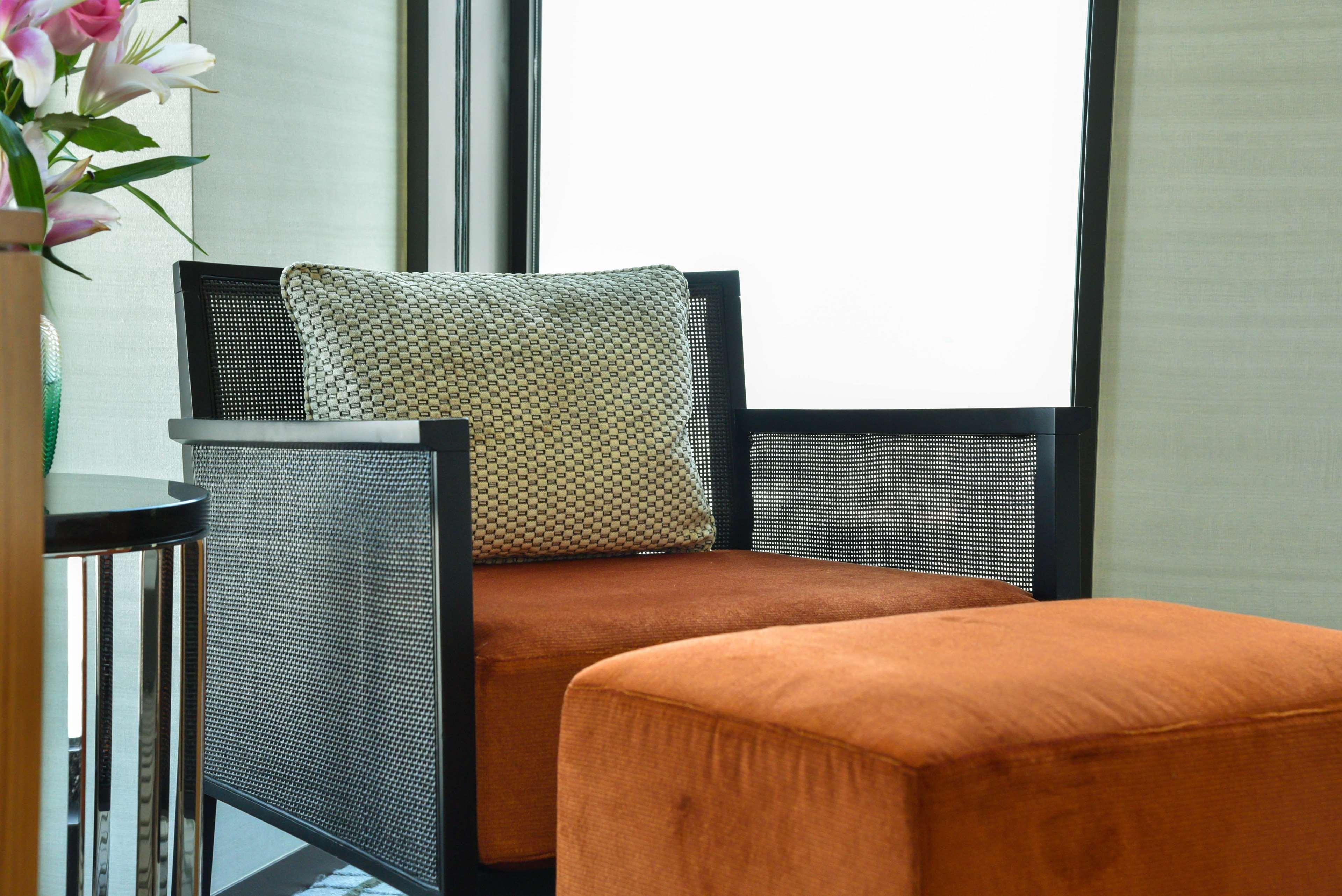 Park Hyatt Doha Hotell Eksteriør bilde A chair with a cushion
