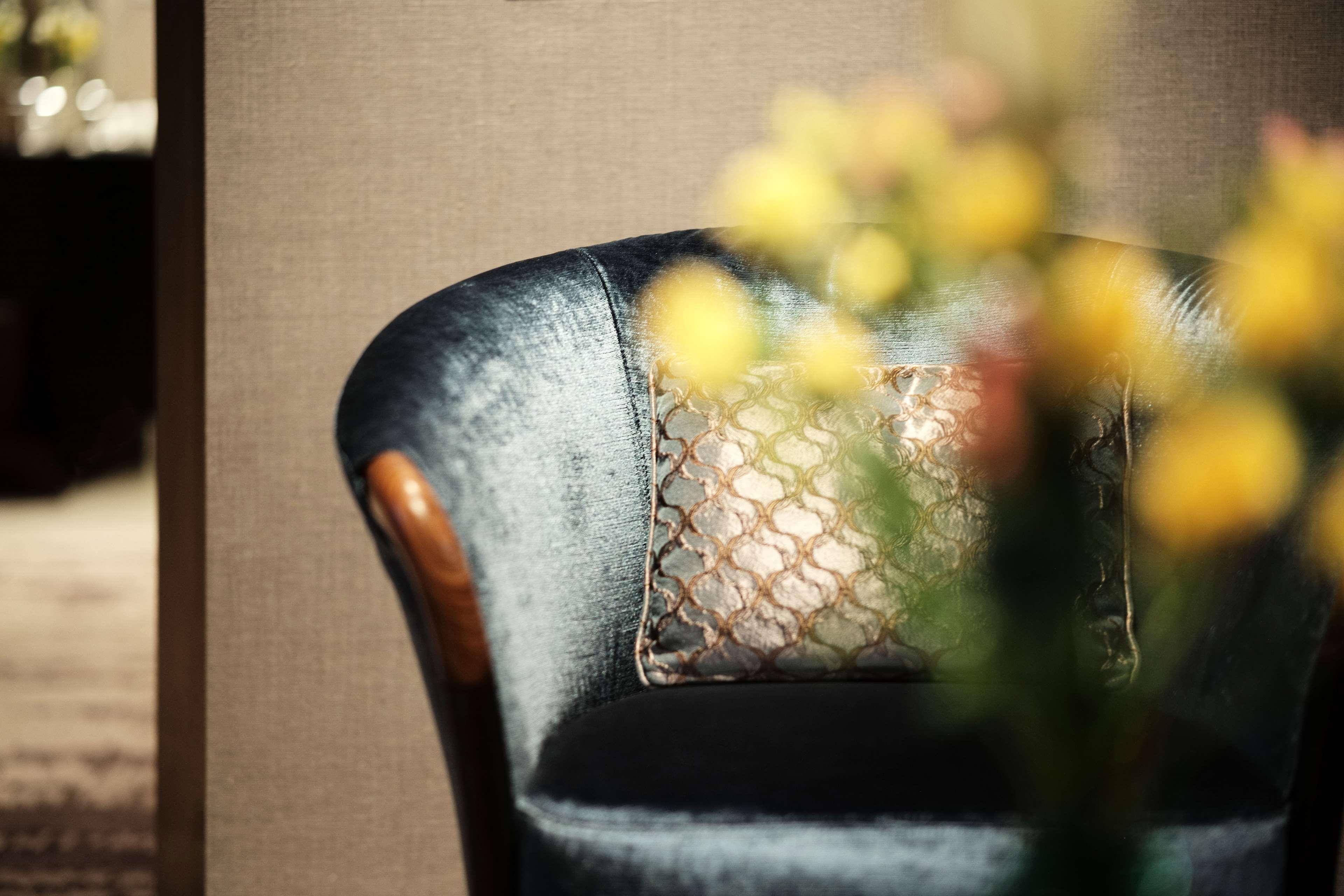 Park Hyatt Doha Hotell Eksteriør bilde Detail of a chair