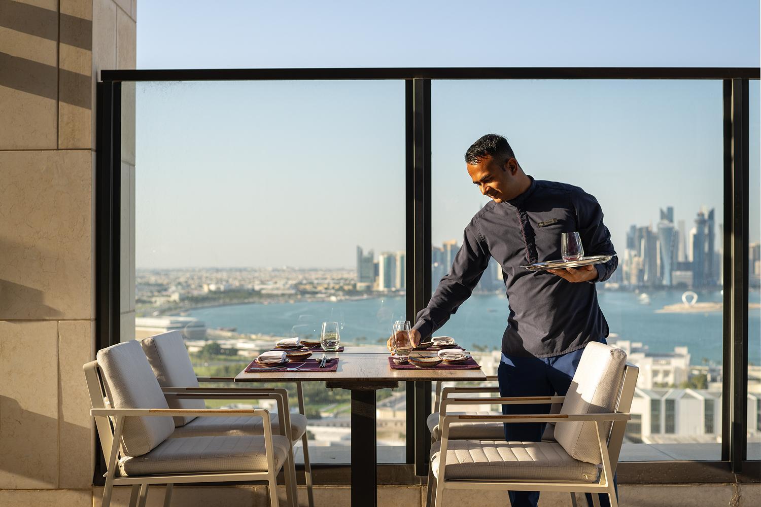 Park Hyatt Doha Hotell Eksteriør bilde A butler at the Jumeirah Atlantis Hotel in Dubai